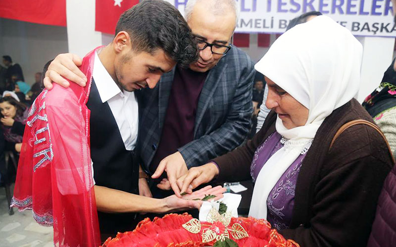 Analar kınaları elleriyle yaktı