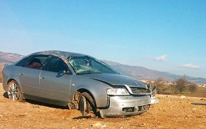 Takla atan otomobil orta refüje çıktı
