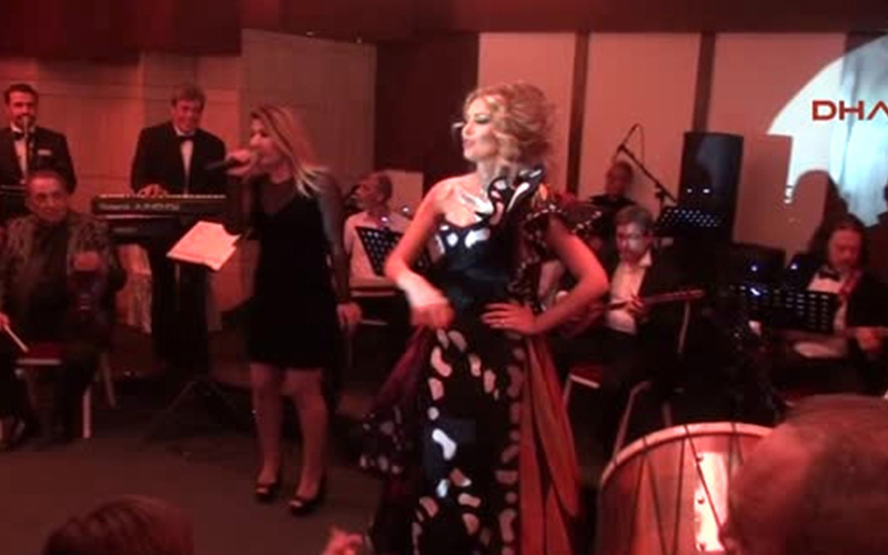 Petek Dinçöz, doğum sonrası ilk konserini verdi