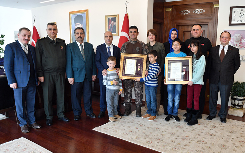 15 Temmuz gazilerine devlet övünç madalyası