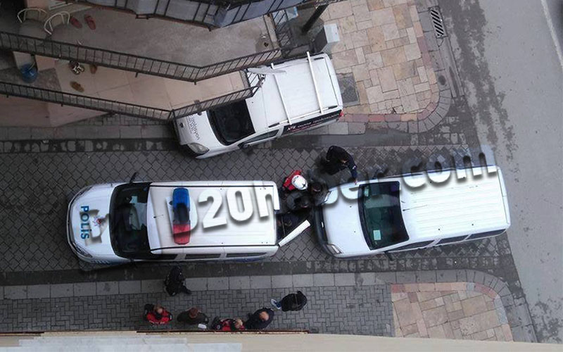 Hırsızlık için girenleri apartman sakinleri yakaladı