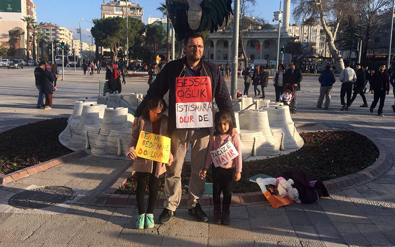 İki kızını yanına alıp, sessiz eylem yaptı