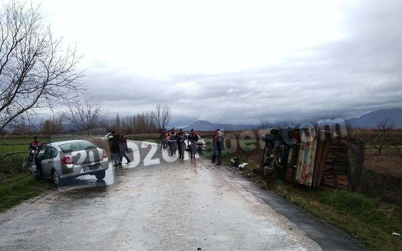 Otomobille çarpışan kamyonet devrildi