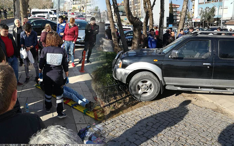 Kaldırımdaki yayaya çarptı