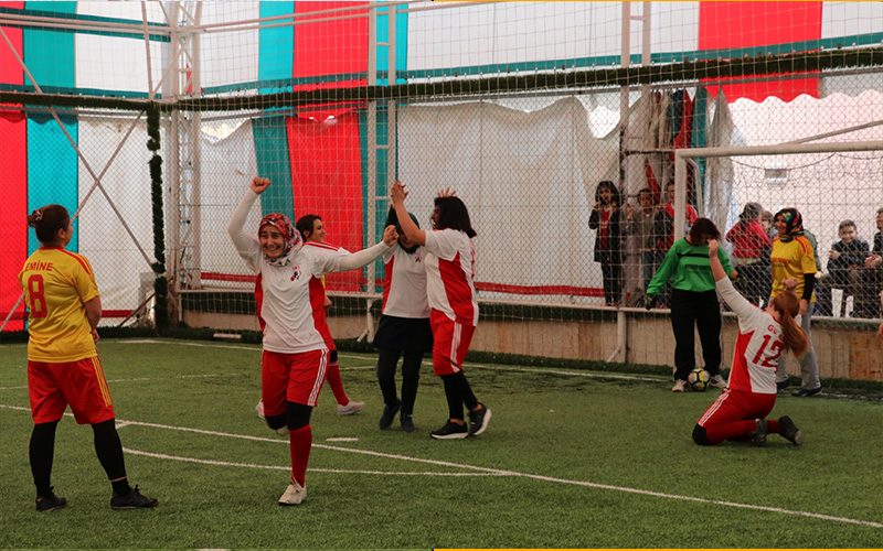 Anneler ile kadın öğretmenlerden futbol maçı