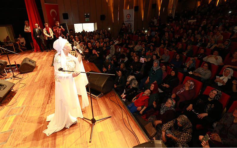 Bedia Akartürk Denizlili hayranlarıyla buluştu