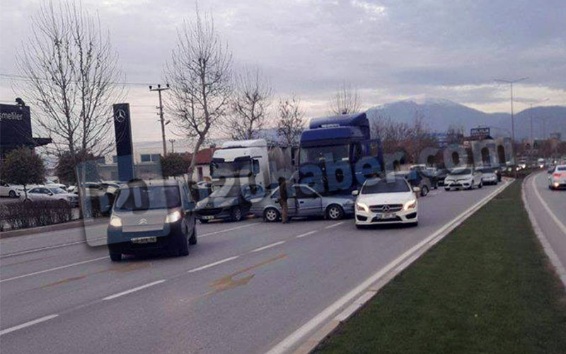 Otomobil bir anda TIR’ın önünde kaldı