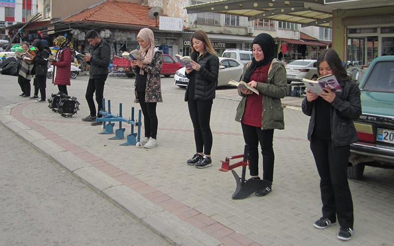 Denizli’de Sokakta Kitap Okuma etkinliği