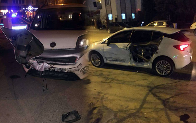 Öyle bir çarpıştılar ki, kapıyı kopardı