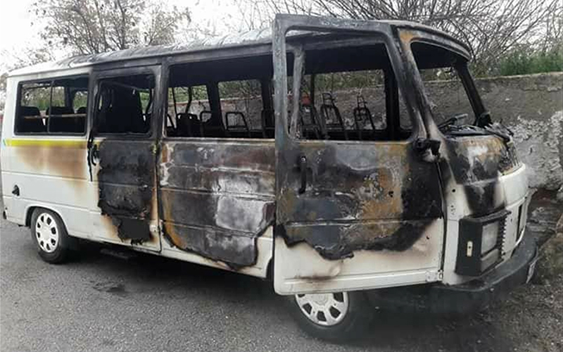 Park halindeyken yanan minibüste kundaklama şüphesi