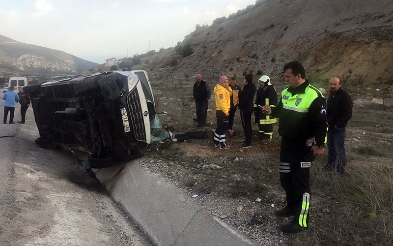 Minibüs su kanalına yuvarlandı