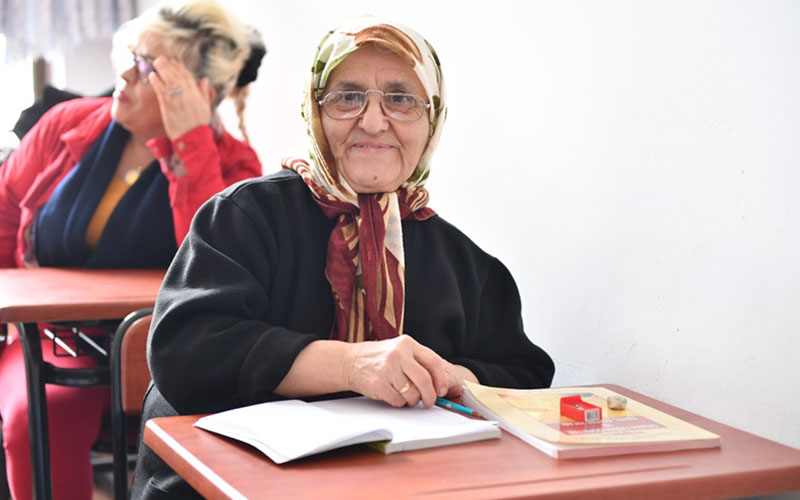 1.717 kişiye okuma yazma kursu