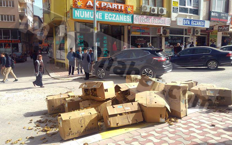 Üretici tütünleri AK Parti binası önüne döktü