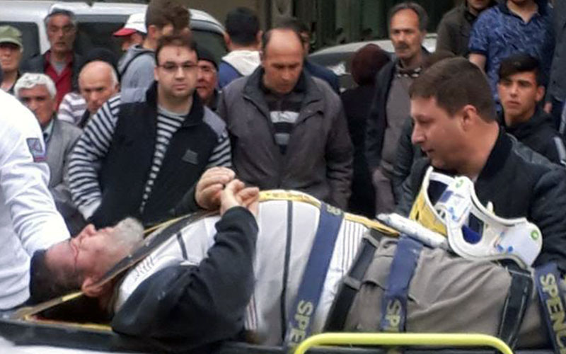 Anonsla aracının yanına koşan kişi kaza geçirdi