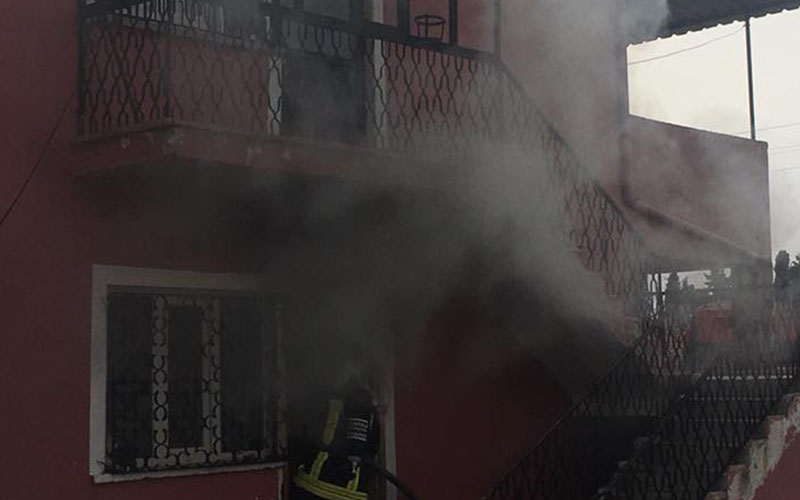 2 katlı evde yangın, eşyalar kullanılamaz hale geldi