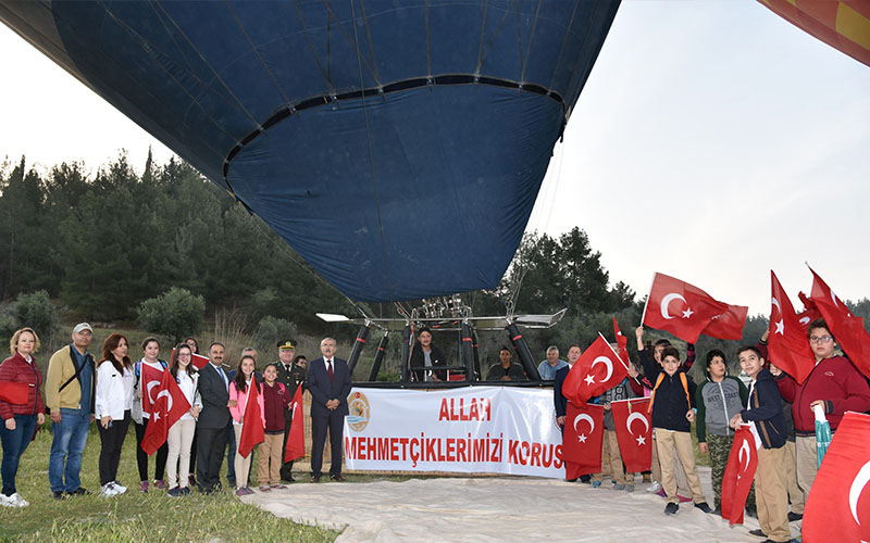 Afrin’deki askerlerin çocuklarına Pamukkale’de balon turu