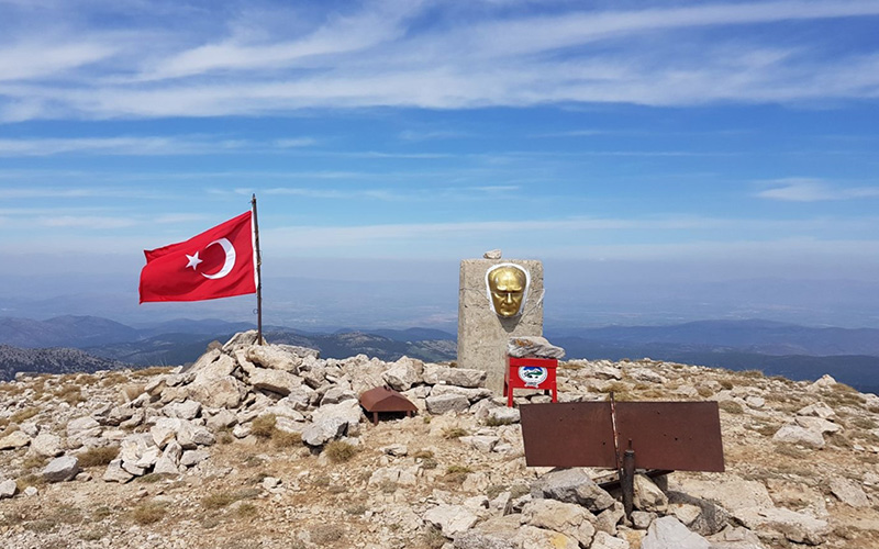 Akdağ’ın zirvesine Atatürk büstü yerleştirildi