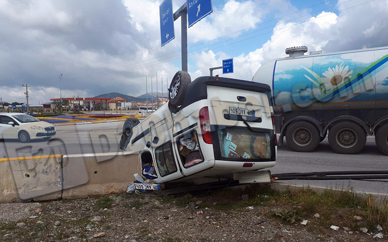 Ticari araç takla atıp bariyerlere çarptı
