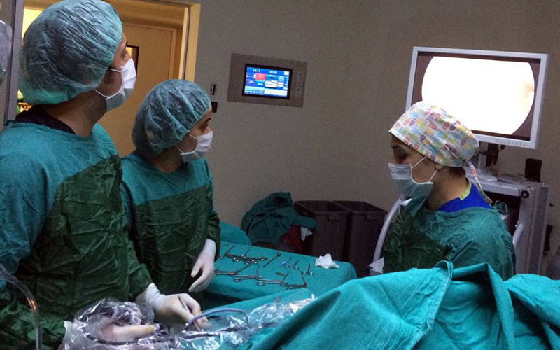 Diz ameliyatı için Denizli’ye gelmekten kurtuldular