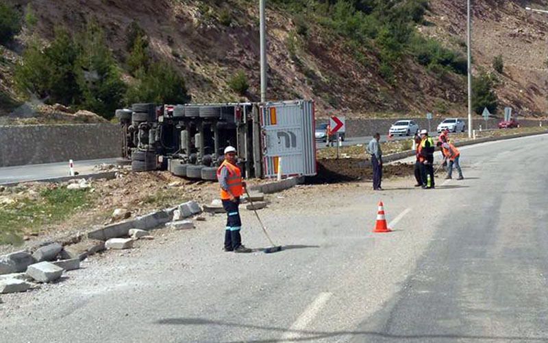 Kamyon devrildi, gübreler yola saçıldı