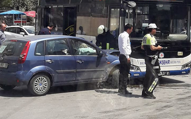 Hastane önünde trafik kazası