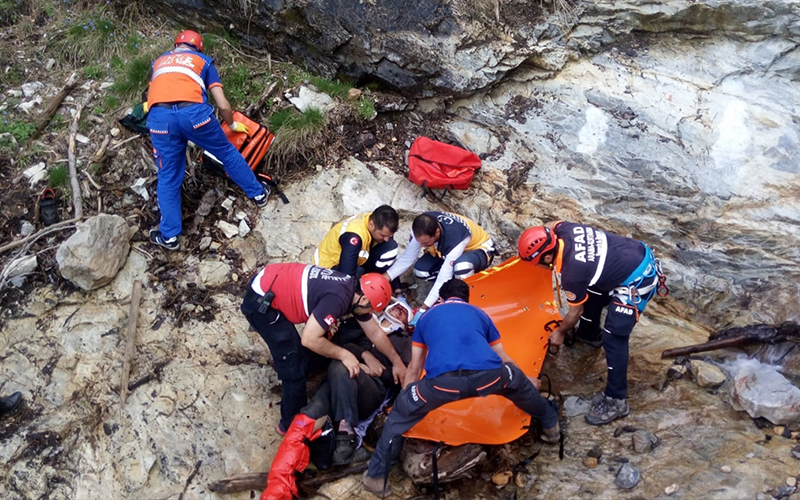Mantar toplarken kayalıklardan düşen 2 kişi kurtarıldı