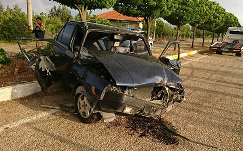 Otomobil ağaçlara çarptı: 1 ölü