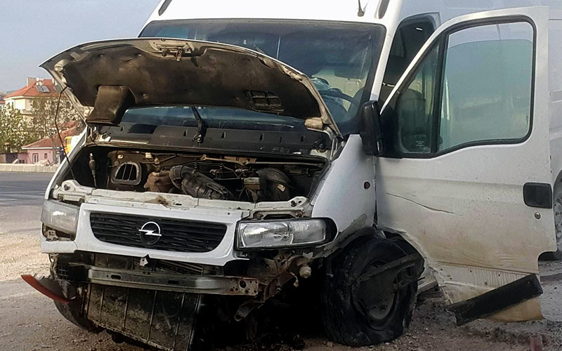 3 aracın karıştığı kazada 1’i ağır 3 kişi yaralandı