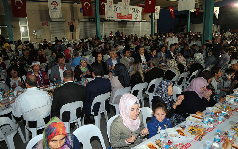 Büyükşehir iftar sofrasını Yeni Mahalle’de kurdu