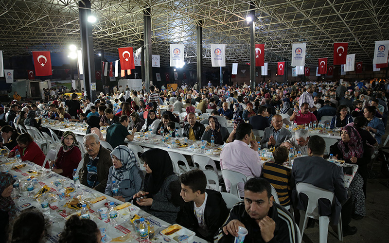 Büyükşehir iftar sofrasını Değirmenönü’nde kurdu