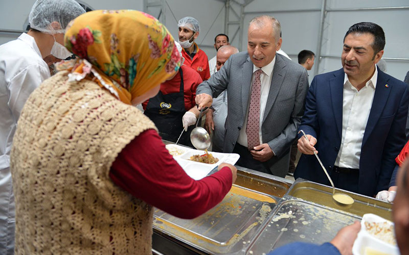 Büyükşehir’in iftar çadırında DTO’dan 5 bin kişilik yemek