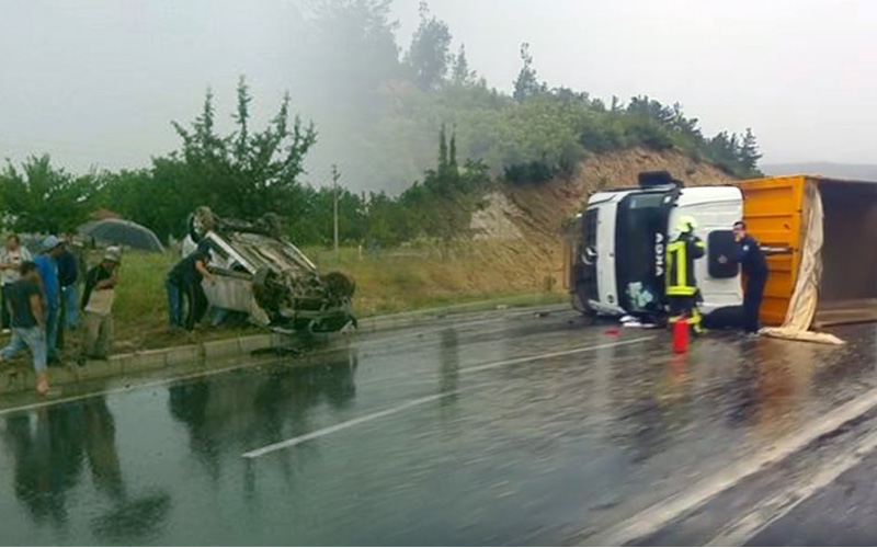 Denizli’de trafik kazaları yağışla peş peşe geldi