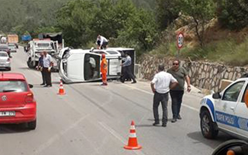 Bariyerlere çarpan pikap yan geldi