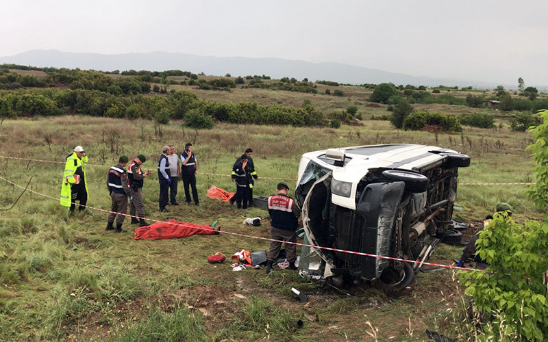 Minibüs şarampole yuvarlandı: 1 ölü, 14 yaralı