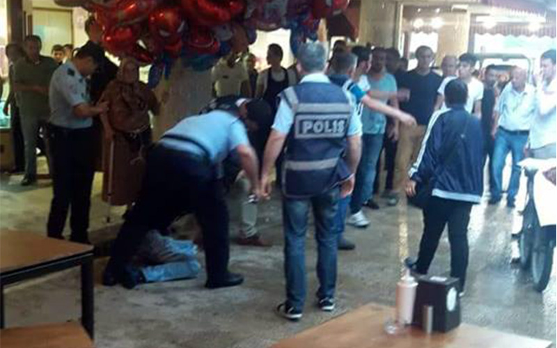 Esnaf-seyyar satıcı kavgasını polis ateş açarak ve biber gazı kullanarak ayırdı