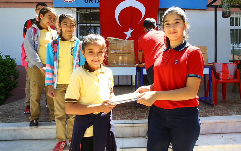 Topladıkları 800 kitabı 2 okula ulaştırdılar