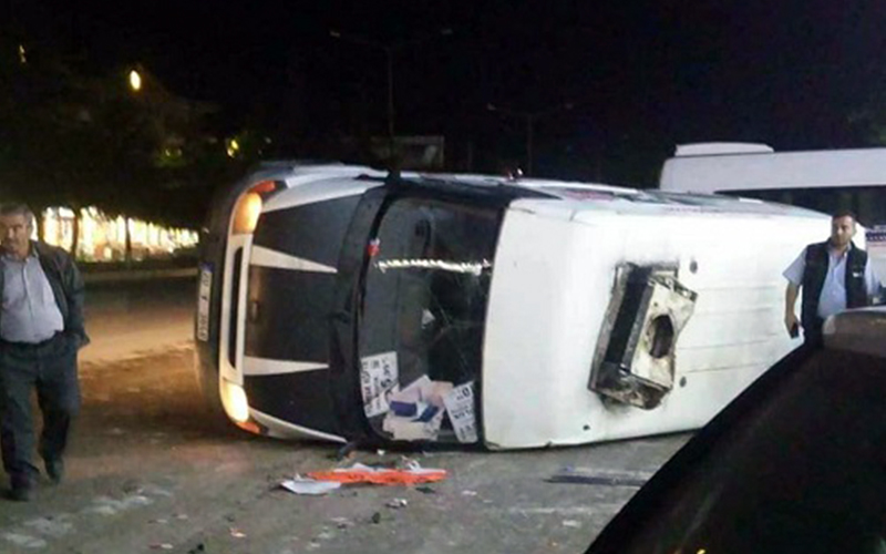 İki minibüs kavşakta çarpıştı: 4 yaralı