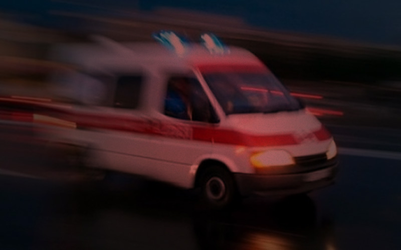 Otomobilin çarptığı anne ve 2 çocuğu yaralandı