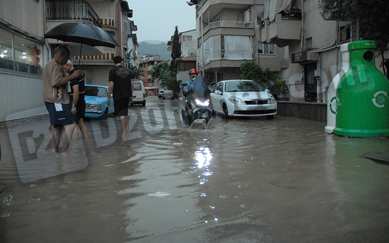 Yağmur yağdı, yollar su altında kaldı