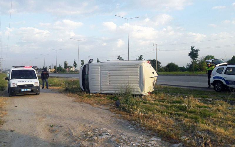Minibüs karayolu dışına yuvarlandı