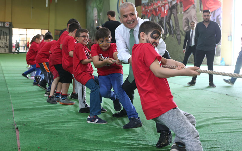 Zolan, şenlikte çocuklarla neşelendi