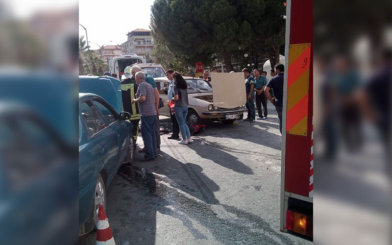2 otomobil çarpıştı, gören oraya koştu