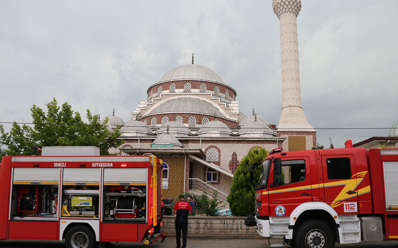 Camiye yıldırım düştü