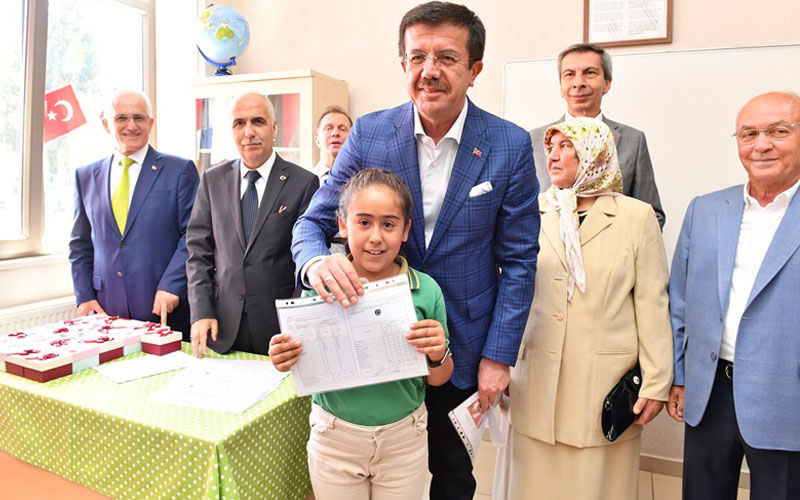 Zeybekci ve Karahan karne dağıttı