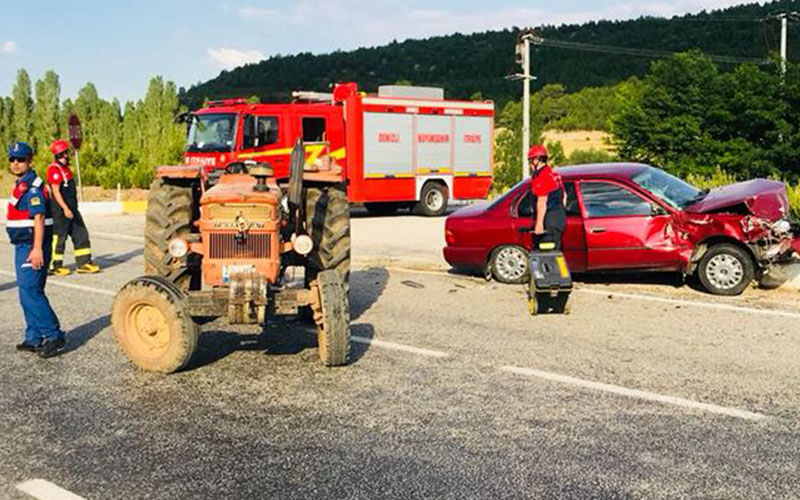 Traktör ile otomobil çarpıştı