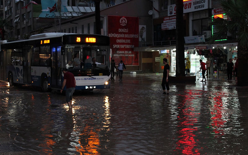 Esnaf su baskınlarıyla boğuştu
