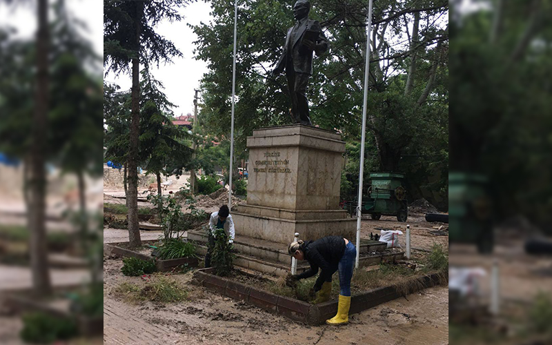 CHP’li gençlerden park temizliği