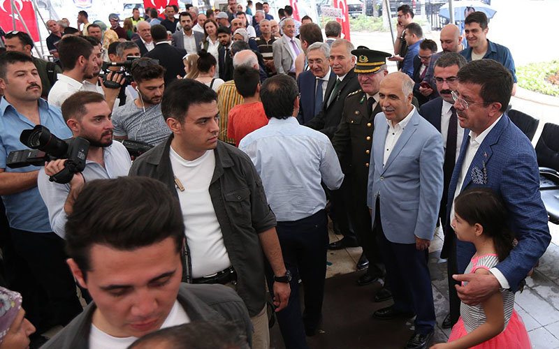 Protokol ile vatandaş bayramlaştı