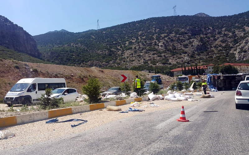 Kamyon devrildi, çuvallar yola savruldu