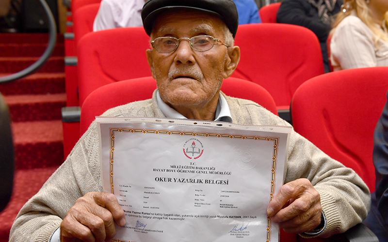 Kursiyerler okur-yazarlık sertifikalarını aldılar